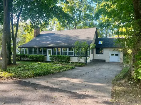 2388 Riverview Dr, Wilson, NY 14172