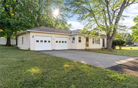 7536 Valley Circle Ln, Hamburg, NY 14075