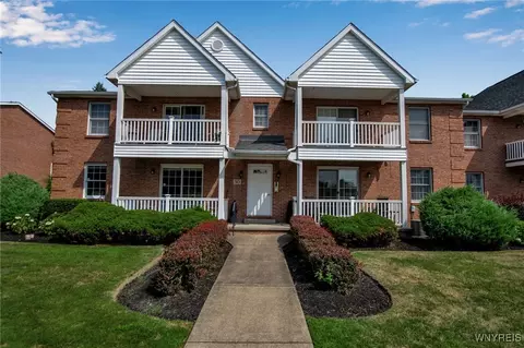 30 Georgian Ln #B, Amherst, NY 14221