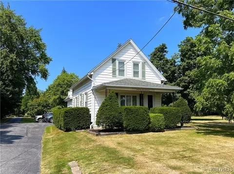4477 E Lake Rd, Wilson, NY 14172