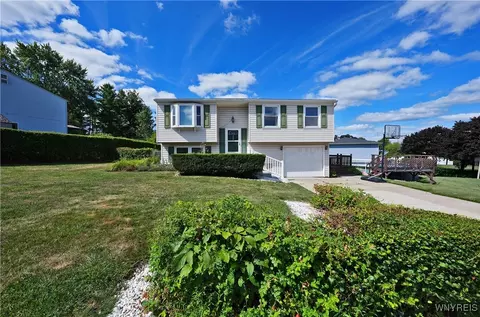 3935 Sharondale Dr, Hamburg, NY 14075