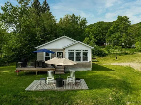 8122 Bear Lake Rd, Pomfret, NY 14784