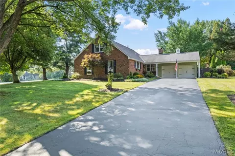 22 Old Farm Rd, Orchard Park, NY 14127