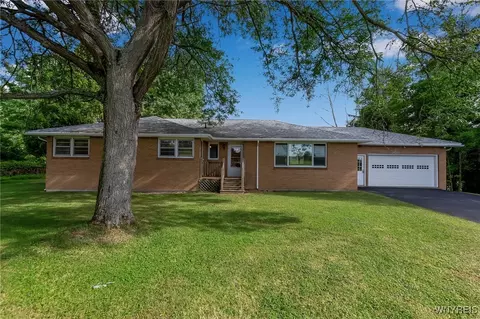 1956 Blakeley Rd, Aurora, NY 14052