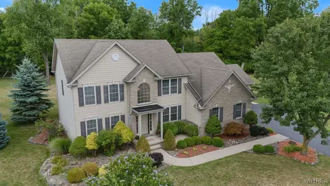 70 Briarwood Ln, Grand Island, NY 14072