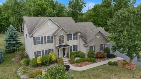 70 Briarwood Ln, Grand Island, NY 14072