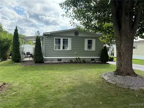 125 Sherwood Dr, Lockport, NY 14094
