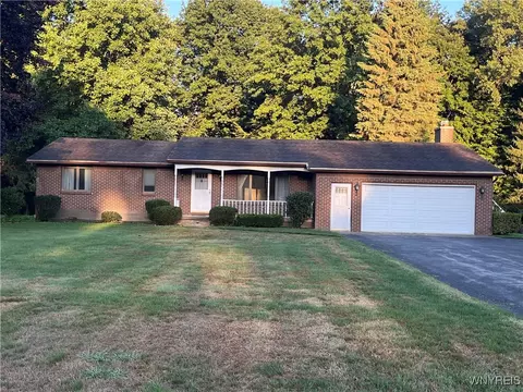 30 Tiffany Ln, Lancaster, NY 14086