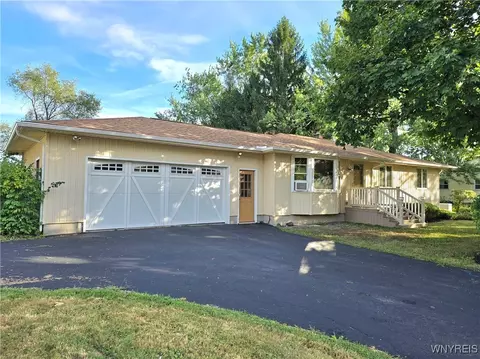 4358 Beach Ridge Rd, Pendleton, NY 14120