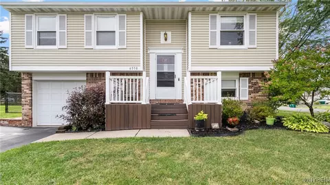 6558 Royal Pkwy S, Lockport, NY 14094