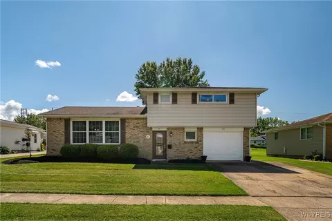 31 Christopher Dr, West Seneca, NY 14224