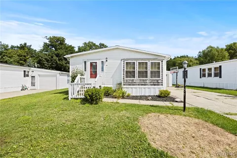 40 Brookridge Dr, Hamburg, NY 14075