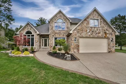 15 Forest Creek Ct, Grand Island, NY 14072