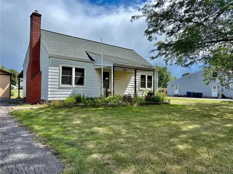 5951 Garlow Rd, Niagara Falls, NY 14304