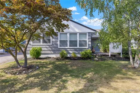 15 Cleveland Pl, Lockport, NY 14094