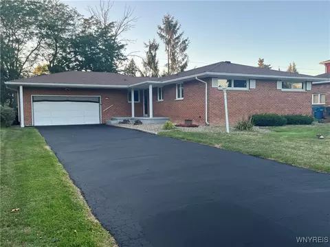 2010 Juron Dr, Niagara, NY 14304
