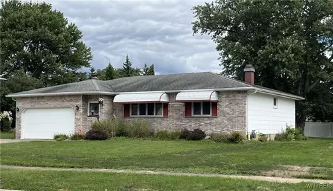 15 Creekview Dr, West Seneca, NY 14224