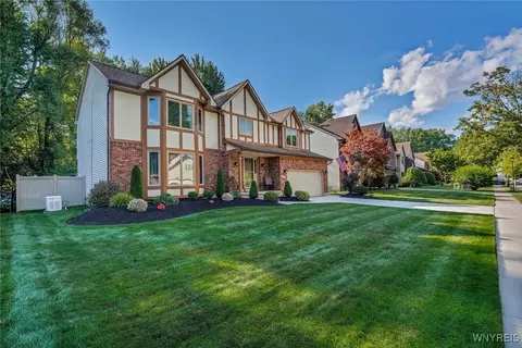 27 Lillyridge Dr, East Amherst, NY 14051