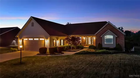 3921 Wildwing Dr, Wheatfield, NY 14120