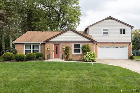 25 Ferndale Dr, Orchard Park, NY 14127