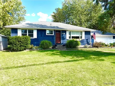 386 Sunset Dr, Hamburg, NY 14075
