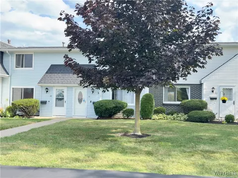 22 Parkview Ct, Lancaster, NY 14086