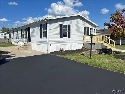 1070 Fernwood Dr, Lockport, NY 14094