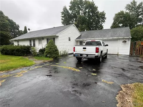 8251 Colonial Dr, Niagara, NY 14304