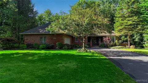 8293 Parliament Cir, East Amherst, NY 14051