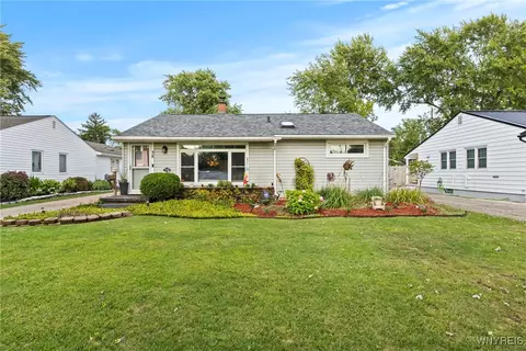 38 Pearce Dr, Amherst, NY 14226