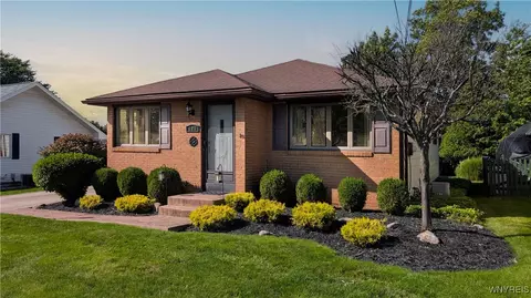 106 Laurelton Dr, West Seneca, NY 14224