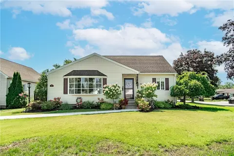 25 Parkside Dr, Lancaster, NY 14086