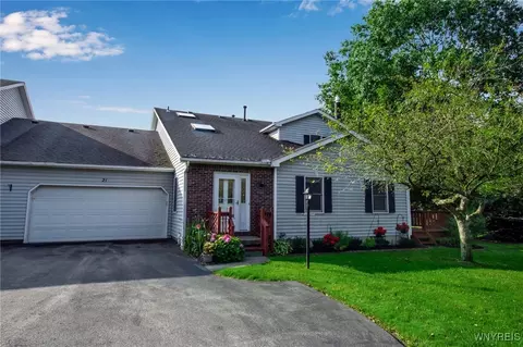 21 Stepping Stone Ln, Orchard Park, NY 14127