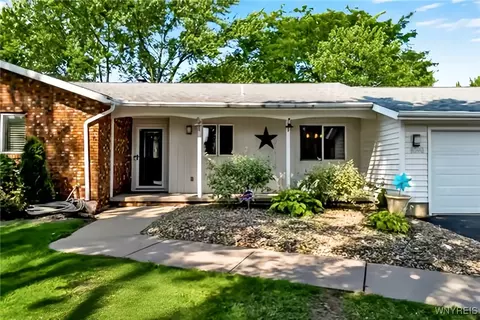 8090 Packard Rd, Niagara, NY 14304