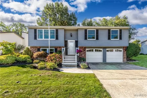 3975 Autumnway Ln, Hamburg, NY 14075
