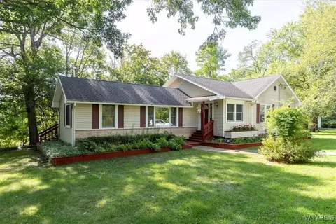 400 Stoneybrook Rd, East Aurora, NY 14052