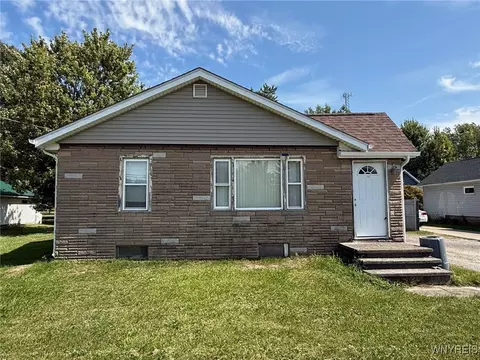 7253 Shawnee Rd, Wheatfield, NY 14120