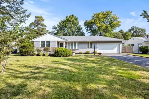 75 Sedgemoor Ct, Amherst, NY 14221