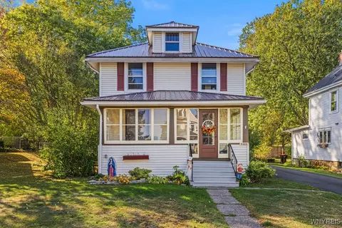 8408 Maplewood Dr, Royalton, NY 14067