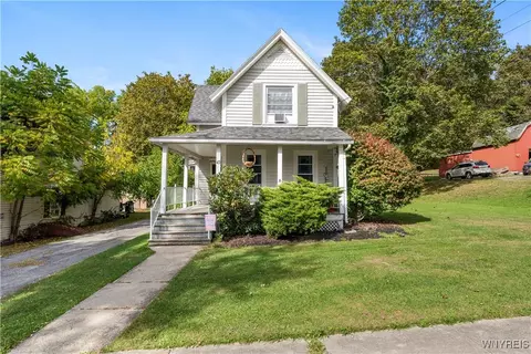 43 Rochester St, Warsaw, NY 14569