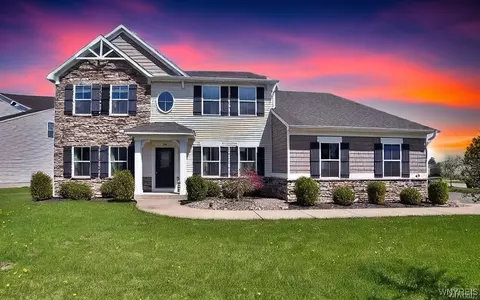 28 Conner Dr, West Seneca, NY 14224