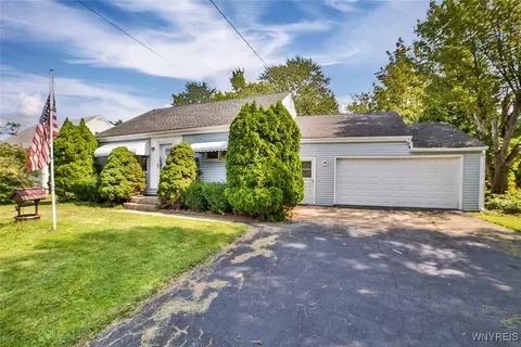440 Sunset Dr, Hamburg, NY 14075
