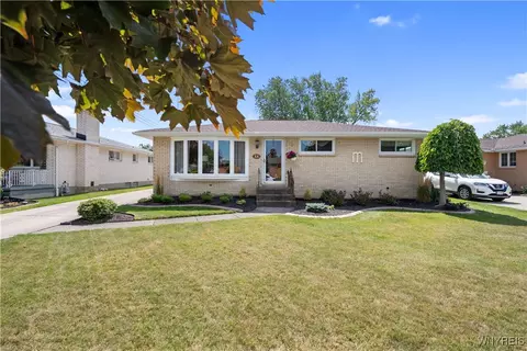 11 Mckenzie Ct, Cheektowaga, NY 14227