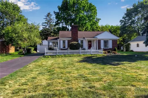662 Cayuga Dr, Lewiston, NY 14092