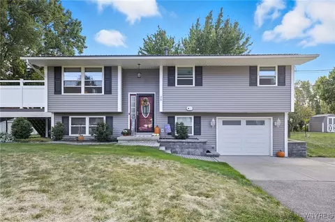 28 Manor Ln, Royalton, NY 14105
