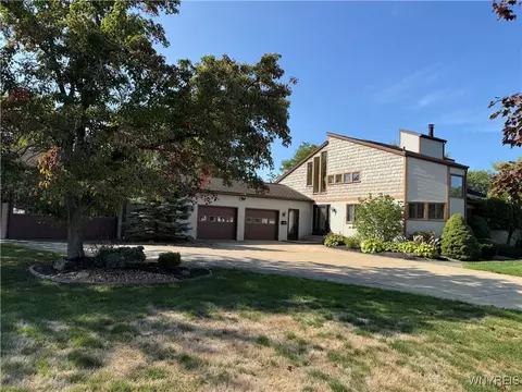 3238 S Woodland Ct, Wheatfield, NY 14120
