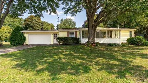 1013 Clearvue Dr, Alden, NY 14004