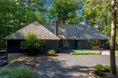 70 Muirfield Dr, East Aurora, NY 14052