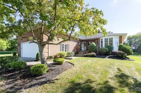 27 Hampton Hill Dr, Amherst, NY 14221