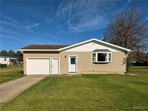 31 Royal Coach Rd, West Seneca, NY 14224